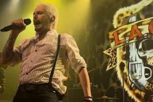 PHIL LEWIS de LA GUNS explique son nouveau look : « Je ne vais plus jamais me teindre les cheveux »