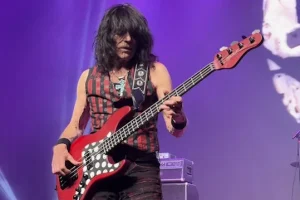 RUDY SARZO admet avoir utilisé l&rsquo;IA lors de la réalisation de son nouveau single solo « Your Heart Is The Road » : « I Come Clean » à ce sujet