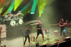 Regarder : DAVE GROHL rejoint SEPULTURA pour le jam « Kaiowas » au concert de Los Angeles