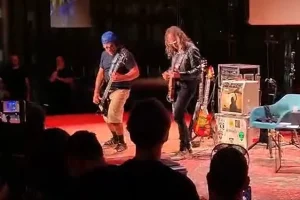 Regarder : KIRK HAMMETT de METALLICA rejoint par ROBERT TRUJILLO pour un jam à Budapest « The Collection : Live » Book Event