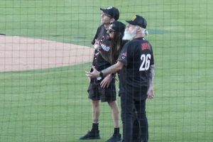 Regarder : LAMB OF GOD lance le premier pitch de cérémonie et joue l&rsquo;hymne national au parc CarMax dans la ville natale du groupe