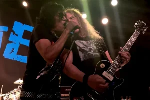 Regarder : La programmation originale des BULLETBOYS se produit à Roseville, en Californie