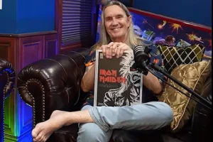 Regarder : NICKO MCBRAIN partage les histoires derrière le livre du 50e anniversaire d&rsquo;Iron Maiden : Infinite Dreams