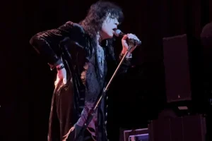 Regarder: TOM KEIFER interprète les classiques de CINDERELLA à Myrtle Beach