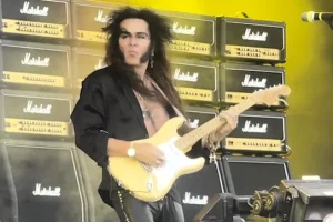 Regarder : YNGWIE MALMSTEEN se fraye un chemin à travers son concert le dernier jour du SWEDEN ROCK FESTIVAL 2026