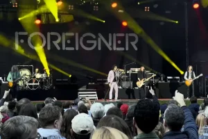 Regardez FOREIGNER se produire à Hambourg lors de la tournée européenne printemps/été 2026 « Célébrer cinquante ans »