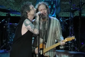 Regardez : THE BLACK CROWES interprètent la reprise de « The Rover » de LED ZEPPELIN à New York