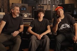 SERJ TANKIAN et TOM MORELLO parlent d&rsquo;inspiration pour leur nouveau single collaboratif « Adjourn It » : « Nous devons apprendre à résister au fascisme de la bonne manière »