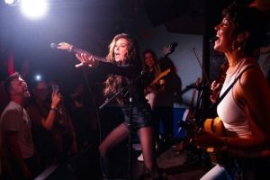 Shania Twain revient à ses racines avec un concert intimiste dans un pub londonien