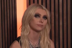 TAYLOR MOMSEN explique pourquoi THE PRETTY RECKLESS n&rsquo;utilise pas de bandes d&rsquo;accompagnement ni ne s&rsquo;appuie sur des pistes de clics lors de ses performances en direct
