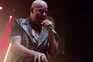 TIM &lsquo;RIPPER&rsquo; OWENS : &lsquo;Il y a une raison pour laquelle IRON MAIDEN joue devant 20 000 personnes tandis que JUDAS PRIEST joue devant 5 000&rsquo;