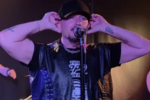 TIM &lsquo;RIPPER&rsquo; OWENS admet qu&rsquo;il a eu &lsquo;quelques problèmes vocaux&rsquo; ces derniers temps : &lsquo;En tant que chanteur, cela arrive&rsquo;