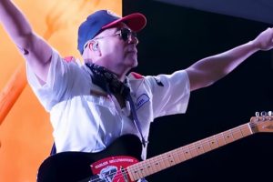 TOM MORELLO riposte aux critiques qui disent que les musiciens ne devraient pas être impliqués dans la politique : « Pourquoi devriez-vous renoncer à votre droit à la liberté d&rsquo;expression dans le travail que vous faites ? »