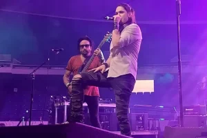 Voir la vidéo Pro-Shot des anciens membres de WHITESNAKE DINO JELUSICK, DOUG ALDRICH et MARCO MENDOZA interprétant « Crying In The Rain »