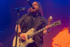 WOLFGANG VAN HALEN à propos de la lecture des chansons de VAN HALEN lors des concerts hommage à TAYLOR HAWKINS : « C&rsquo;était comme fermer un livre »