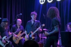 À voir : JASON NEWSTED, ancien bassiste de METALLICA, et son groupe THE CHOPHOUSE BAND lancent leur toute première tournée en tête d&rsquo;affiche en Amérique du Nord