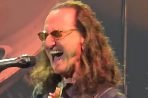 Regarder : RUSH revient sur scène après la bataille de GEDDY LEE contre la laryngite et la bronchite