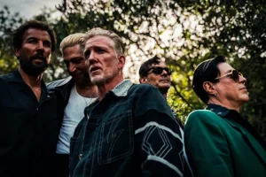QUEENS OF THE STONE AGE partagent leur nouveau single « Easy Street »