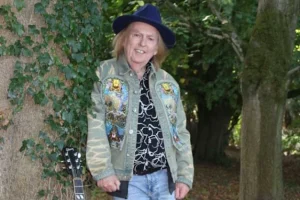 Le guitariste de SLADE, DAVE HILL, partage le single « Play It To The Crowd » du prochain album solo « Dirty Foot Lane »