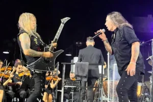 Regarder : SAVATAGE se produit avec un orchestre à Pompéi