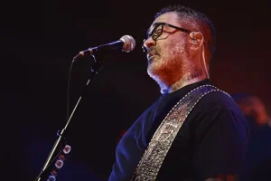 AARON LEWIS fustige les groupes qui comptent sur des morceaux d&rsquo;accompagnement pendant les concerts : « Cela vole la personne qui va voir un concert »