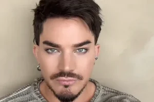 ADAM LAMBERT dit que des années de tournée avec QUEEN « ont vraiment mis quelques pièces en banque »