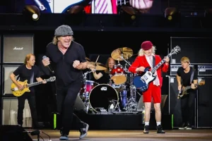 BRIAN JOHNSON à propos de son concert avec AC/DC à 78 ans : « C&rsquo;est juste plus amusant parce que nous ne nous en soucions plus »