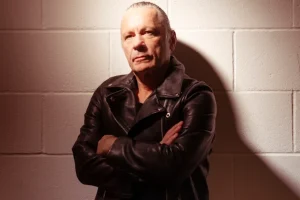 BRUCE DICKINSON d&rsquo;IRON MAIDEN à propos de ses trois enfants : « Pendant la moitié de leur vie, je n&rsquo;étais pas là parce que j&rsquo;étais en tournée »