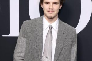Cruz Beckham admet que sans les conseils de ses célèbres parents, il ne serait pas aussi « confiant » sur scène