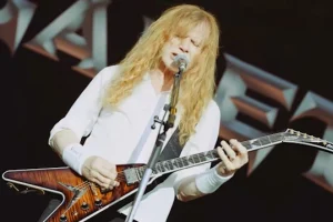 DAVE MUSTAINE taquine l&rsquo;annonce « F***ing Massive » de MEGADETH : « C&rsquo;est hors de ce monde »