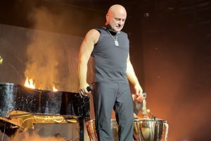 DAVID DRAIMAN de DISTURBED parle de sortir de sa zone de confort pour la reprise de « The Sound Of Silence » : le producteur KEVIN CHURKO « m&rsquo;a donné le courage d&rsquo;y aller »