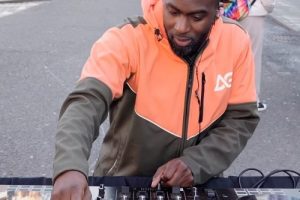 DJ AG confirme que la performance de rue de Drake aura lieu après le moment sans fil