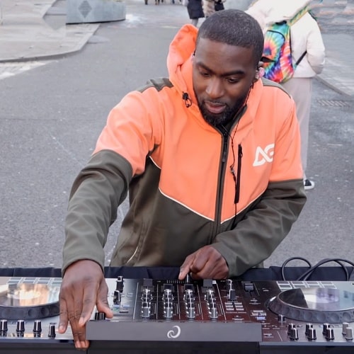 DJ AG confirme que la performance de rue de Drake aura lieu après le moment sans fil