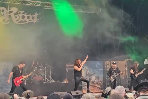 DONNIE VAN STAVERN de RIOT V parle du nouveau chanteur en tournée VALENTINO FRANCAVILLA : il « fait un excellent travail »