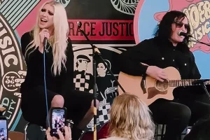 Découvrez l&rsquo;intégralité de la performance acoustique de THE PRETTY RECKLESS chez Amoeba Records à Hollywood, Californie