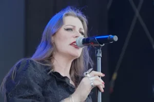 FLOOR JANSEN de NIGHTWISH revient à ses « racines métal » avec certaines de ses nouvelles musiques solo