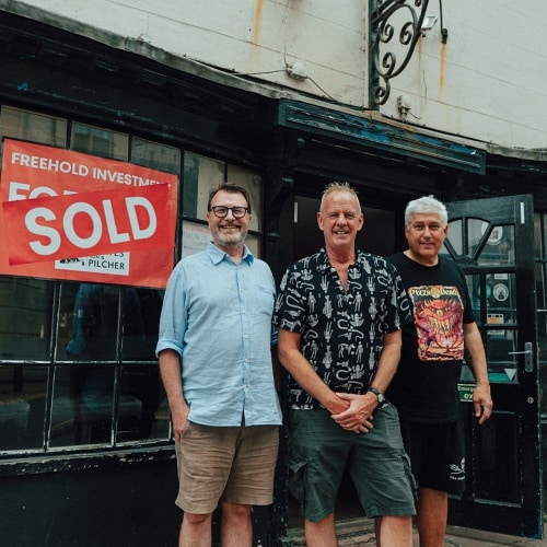 Fatboy Slim soutient les propriétés des salles de musique alors que le pipeline est sécurisé