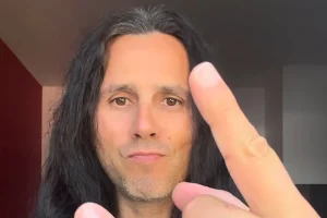 GUS G. est « ravi de créer de la nouvelle musique » avec KING DIAMOND : « C&rsquo;est un grand, grand honneur pour moi »