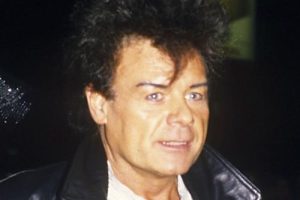Gary Glitter accusé de quatre infractions sexuelles historiques