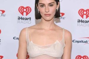 Gracie Abrams admet qu&rsquo;elle a été « négligente quant à l&rsquo;impact de ses chansons » sur les albums précédents