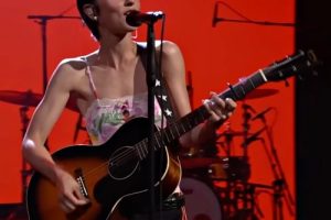 Gracie Abrams obtient son deuxième album numéro 1 avec Daughter From Hell