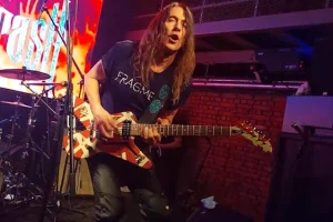 JEFF YOUNG sur la possibilité de jouer à nouveau avec MEGADETH pendant la tournée « Farewell » du groupe : « Je ne sais même pas si je voudrais le faire si cela m&rsquo;était proposé »