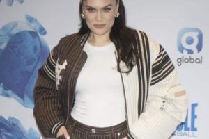 Jessie J exhorte les femmes à profiter de leurs seins « pendant qu&rsquo;elles les ont » alors qu&rsquo;elle accepte son prix
