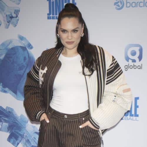 Jessie J exhorte les femmes à profiter de leurs seins « pendant qu'elles les ont » alors qu'elle accepte son prix