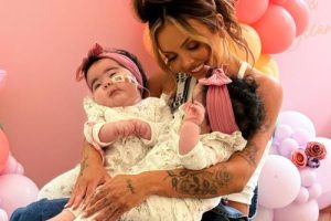 Jesy Nelson révèle que sa fille a besoin d&rsquo;une opération pour la scoliose