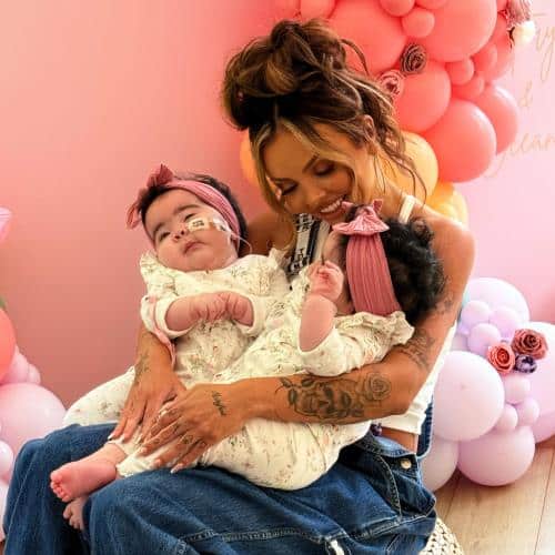 Jesy Nelson révèle que sa fille a besoin d'une opération pour la scoliose