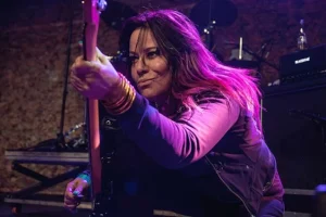 La bassiste de L7, JENNIFER FINCH, décède après une bataille contre un cancer du cerveau