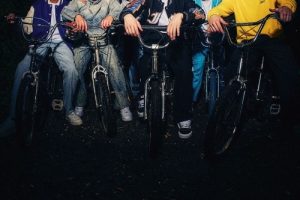 Le 10 décembre, on obtient des débuts historiques dans le top cinq des charts britanniques avec On Your Side