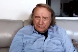 Le chanteur ÉTRANGER original LOU GRAMM dit qu&rsquo;il prendra enfin sa retraite à la fin de la tournée 2026 : « Je veux sortir avec un bang »