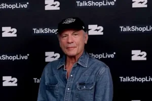 Le prochain album solo de BRUCE DICKINSON inclura une collaboration avec son fils AUSTIN : « Ce sera l&rsquo;un des morceaux clés du disque »
